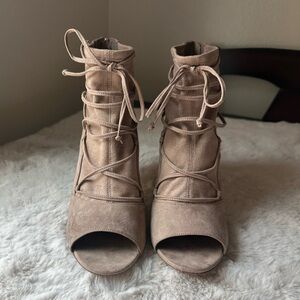 G.I.L.I. Women's Lace-Up Boots in Beige